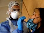 Una trabajadora sanitaria realiza una prueba de covid-19 en el aeropuerto de Niza, Francia.
