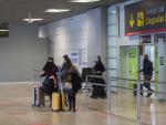 Varios viajeros de un vuelo procedente de Casablanca en la Terminal T1 del Aeropuerto Madrid-Barajas.