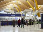 Archivo - Interior de la terminal T4 del Aeropuerto Adolfo Su&aacute;rez Madrid-Barajas el mismo d&iacute;a en que se restringen los vuelos procedentes de Brasil y Sud&aacute;frica, en Madrid, (Espa&ntilde;a), a 3 de febrero de 2021. Esta restr