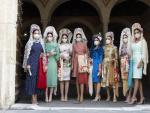 Varias 'influencers' sevillanas y modelos de Doble Erre posan vestidas de ceremonia y con la tradicional mantilla.
