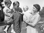 La familia real brit&aacute;nica posa en una foto de familia, en 1951, con sus dos hijos mayores, Carlos y Ana.
