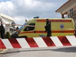 Momento donde la ambulancia llegaba al lugar donde fue asesinado Giorgos Karaivaz.