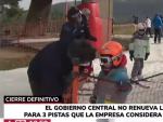 Un reportero de Telemadrid entrevista a un ni&ntilde;o tras conocerse el cierre de Navacerrada.