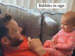 V&iacute;deo del beb&eacute; imitando la lengua de signos.