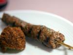 'Kofta' libanesa, brochetas de carne picada especiada.