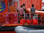 Varias personas a su llegada en un barco tras ser rescatadas de una patera al sur de Fuerventura, a 6 de abril de 2021, en el puerto del Gran Tarajal, Fuerteventura, Canarias, (Espa&ntilde;a).
