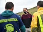Pablo Iglesias conversa con varios bomberos forestales.