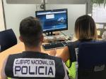 Archivo - Agentes de la Polic&iacute;a Nacional delante de un ordenador