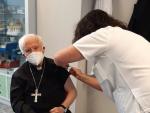 El cardenal Ca&ntilde;izares recibe la vacuna contra el coronavirus