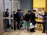 Varios estudiantes se toman la temperatura por la pandemia de covid-19, antes de entrar a clase en un instituto de secundaria de Mil&aacute;n, Italia.