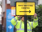 Imagen de archivo de un cartel se&ntilde;alando un centro de vacunaci&oacute;n en Londres.
