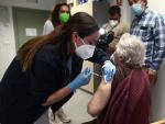 Una sanitaria administra la vacuna contra el coronavirus a una anciana en el Centro de salud Rejas, en Madrid.