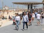 Gente paseando por la playa de Tel Aviv sin mascarilla.