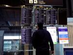 Un hombre observa los paneles de informaci&oacute;n de llegadas en el Aeropuerto Adolfo Su&aacute;rez Madrid-Barajas.