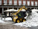 Una m&aacute;quina excavadora limpia las calles durante la borrasca 'Filomena' en la Plaza Mayor, Madrid.