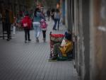 Archivo - Una persona sin techo permanece en el suelo de una calle cercana al Hospital de campa&ntilde;a instalado en la parroquia de Santa Anna, en Barcelona, Catalunya, (Espa&ntilde;a), a 14 de noviembre de 2020.