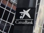 El logo de Caixabank tras la sustituci&oacute;n por el de Bankia en las inmediaciones de las torres Kio, en Madrid (Espa&ntilde;a), a 27 de marzo de 2021.
