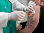 Una persona recibe la vacuna contra el coronavirus en Zaragoza.