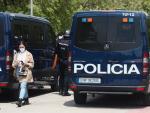 Dos furgones de Polic&iacute;a Nacional.