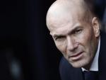 El entrenador del Real Madrid, Zinedine Zidane, ha reiterado que es &quot;absurdo&quot; decir que el conjunto blanco va a ser excluido de la pr&oacute;xima edici&oacute;n de la Liga de Campeones, y ha llamado a poner toda la atenci&oacute;n en el partido de este martes ante el Chelsea, de ida de las semifinales de la m&aacute;xima competici&oacute;n continental, adem&aacute;s de asegurar que &quot;no&quot; van a &quot;elegir&quot; entre LaLiga Santander y la 'Champions' y que pelear&aacute;n por ambas &quot;hasta el final&quot;.