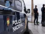 Archivo - Agentes de la Polic&iacute;a Nacional junto a un coche patrulla