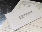 Archivo - Ejemplo de voto por correo que se puede obtener en Correos, en la Oficina de Correos de Cibeles.