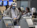 Viajeros con mascarillas por el coronavirus, en el Aeropuerto Internacional O'Hare de Chicago (EE UU).