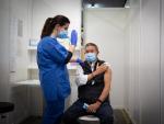 Una profesional sanitaria inocula una vacuna del Covid-19 desarrollada por AstraZeneca en el marco de la prueba piloto de vacunaci&oacute;n masiva desde el recinto de Fira Barcelona