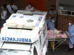 Un paciente de covid-19 es ingresado en un hospital de Medell&iacute;n (Colombia).