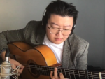 Can Wang tocando la guitarra.