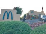 El McDonald's cuenta con una gran 'M' de color azul.