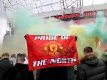 Aficionados del Manchester United protestan contra los due&ntilde;os del club.