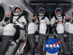 Unas lanchas motoras estuvieron esperando a los cuatro astronautas para ayudarlos en el rescate.
