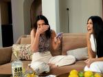 Kendall Jenner y Kourtney Kardashian, gastando una broma a su madre.