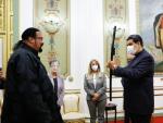 El presidente de Venezuela, Nicol&aacute;s Maduro, recibe una espada samur&aacute;i como regalo del actor estadounidense Steven Seagal, en Caracas.