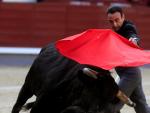 l diestro Enrique Ponce da un pase durante el festival taurino celebrado el domingo 2 de mayo en la plaza de toros de Las Ventas.