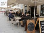 Varias personas en una terraza de un bar de Vigo.