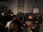 La Polic&iacute;a israel&iacute; durante los enfrentamientos de este viernes cerca de la mezquita Al Aqsa.