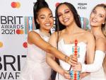 Las componentes de Little Mix posan con el premio al mejor grupo británico, en la gala de los Brit 2021.