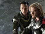 Loki (Tom Hiddleston) y Thor (Chris Hemsworth) en el filme
