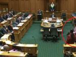 Momento en el que el diputado maor&iacute; realiza la &quot;haka&quot;.