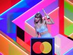 Taylor Swift arras&oacute; en los Brit Awards 2021.