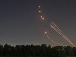 Las estelas de un cohetes disparados por el sistema de defensa antia&eacute;reo israel&iacute; 'Iron Dome' (C&uacute;pula de Hierro'), en el cielo de la localidad de Sderot.