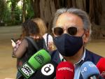 El s&iacute;ndic del PSPV, Manolo Mata, at&eacute;n als periodistes en Les Corts