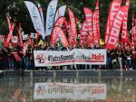 Sindicatos protestan ante la Junta de Accionistas de Caixabank contra un ERE &quot;salvaje&quot; y la subida de sueldo del Consejo