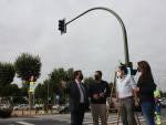 Ayuntamiento implanta dos nuevos pasos de peatones con sem&aacute;foros en la conexi&oacute;n entre Los Remedios y Tablada