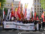 Trabajadores de BBVA ocupando la Via Laietana de Barcelona durante la manifestaci&oacute;n de este lunes.