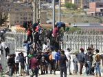 Varios inmigrantes tratan de entrar en Ceuta desde Marruecos.