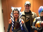 Dave Filoni, director creativo de Lucasfilm, junto a dos fans haciendo cosplay de 'Star Wars'.