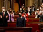 El nuevo presidente de la Generalitat, Pere Aragon&egrave;s, recibe la felicitaci&oacute;n de los diputados de su bancada.